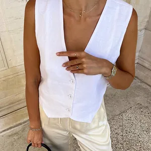 Primo piano di gilet bianco smanicato in cotone e lino con bottoni e scollo a V
