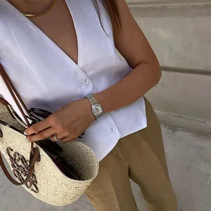 Dettaglio completo a due pezzi con gilet in lino bianco e pantaloni kaki da donna