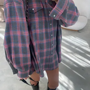 Dettaglio della camicia a quadri oversize da donna con motivi vintage rosa e blu