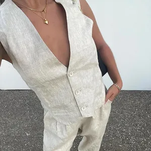 Vista ravvicinata di un elegante set beige in lino con gilet smanicato e pantaloni