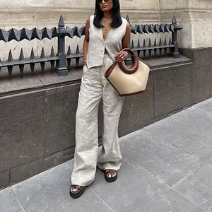 Completo chic in lino 2 pezzi con gilet senza maniche con scollo a V e pantaloni larghi.