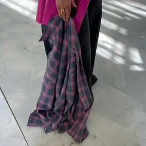 Primo piano di una camicia a quadri vintage rosa e blu da donna con vestibilità comoda.