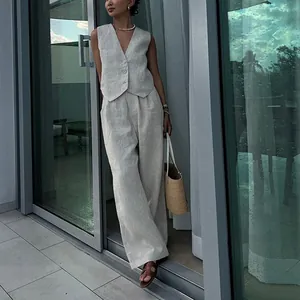 Elegante set due pezzi composto da gilet in lino e pantaloni a gamba larga color avena estivo