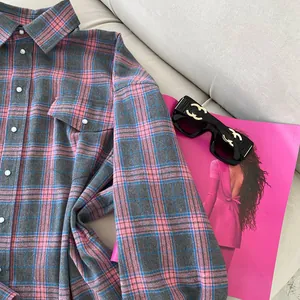 Dettaglio della camicia scozzese retrò rosa e grigia con rever classico e tasche sul petto