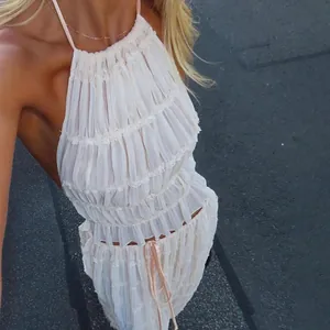 Gros plan d'un haut licou blanc plissé avec dentelle délicate et volants.