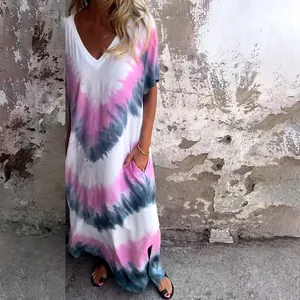 Vista dettagliata di un abito lungo tie-dye con scollo a V, tasche e spacco laterale