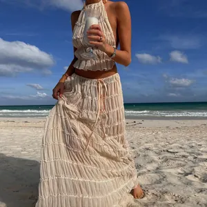 Ensemble bohème avec haut licou plissé crème et jupe longue à volants pour la plage
