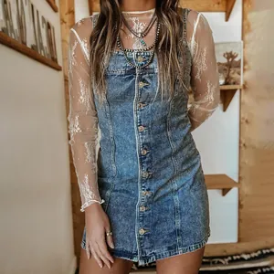 Detailweergave van een nauwsluitende denim overgooier in westernstijl met een verweerde finish