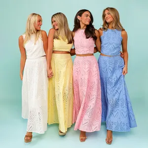 Models tragen farbenfrohe zweiteilige Sets aus Lochstickerei in Weiß, Gelb, Rosa und Blau