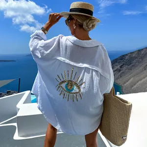 Detailansicht weißes Langarmshirt mit Pailletten-Auge am Rücken für den luxuriösen Urlaub.