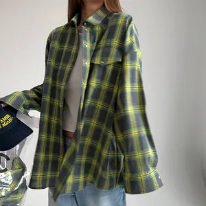 Dettaglio di una camicia vintage a scacchi gialli e grigi a maniche lunghe da donna