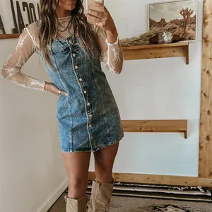 Nauwsluitende denim mini-jurk in westernstijl met een witte kanten top met lange mouwen