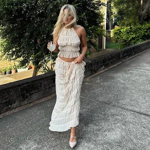 Vue lifestyle d'un mannequin portant un haut licou blanc et un ensemble de jupe longue
