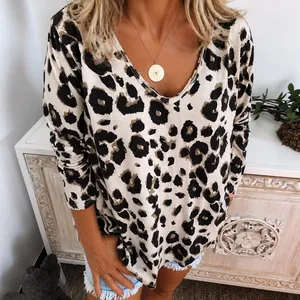 Lässiges Damen Langarmshirt mit Leopardenmuster und V-Ausschnitt in bequemer Passform