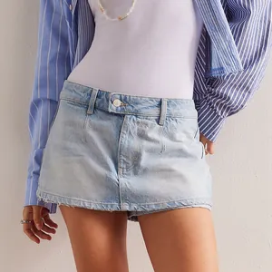 Detail van trendy lichtblauwe denim mini-skort voor dames in een stijlvolle zomerlook.