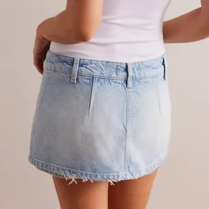 Gedetailleerd achteraanzicht van lichtgewassen denim skort met een modieuze gerafelde zoom