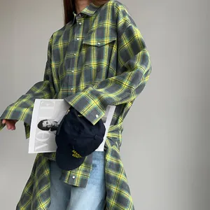 Camicia retrò a quadri a maniche lunghe abbinata a jeans e cappello sportivo