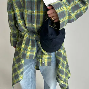 Dettaglio di una camicia a scacchi retrò con vestibilità oversize e motivo classico.