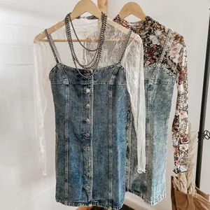 Detail van vintage gewassen denim bandjurk met kanten en bloemen mesh tops