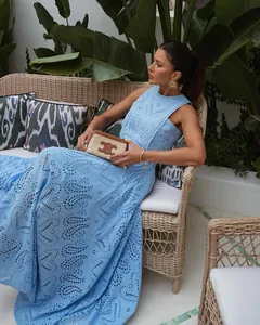 Elegantes hellblaues ärmelloses Maxikleid aus Lochspitze für den Sommerurlaub am Strand.