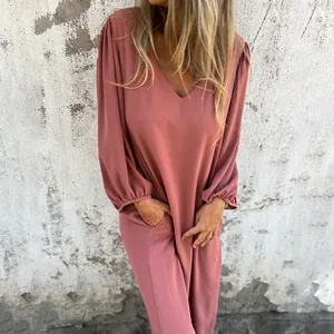 Detail showing the lantern sleeves and V-neck of this loose dusty pink casual dress.
