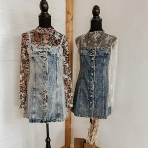 Westerse stijl denim jurk met bandjes en knoopsluiting aan de voorzijde op de pop