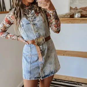 Western stijl denim overgooier jurk met knoopsluiting en nauwsluitende pasvorm.