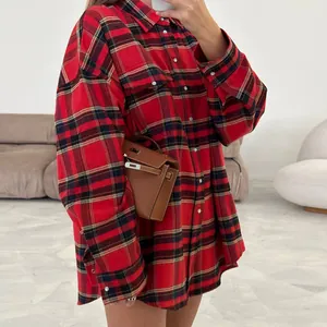 Primo piano di una camicia a maniche lunghe oversize a quadri rossi e neri.
