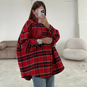 Camicia a quadri rossa vintage oversize da donna in un elegante stile retrò chic
