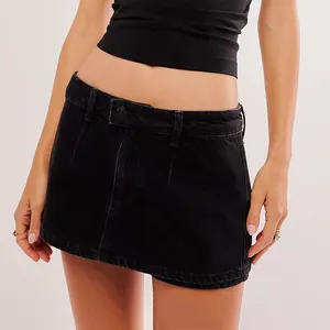 Detailopname van de textuur van een stijlvolle zwarte denim minirok-shorts voor de zomer