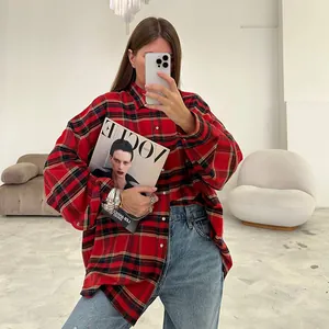 Dettaglio camicia a scacchi rossa vintage da donna, taglio oversize a maniche lunghe