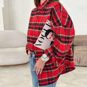 Dettaglio di una camicia vintage a scacchi rossi e neri oversize a maniche lunghe