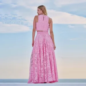 Elegantes rosa zweiteiliges Set mit ärmellosem Lochspitzen-Top und passendem Maxirock