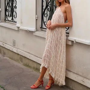 Robe longue plissée dos nu avec dentelle et encolure licou idéale pour les vacances.