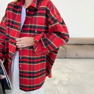 Primo piano di camicia di flanella a quadri rossi e neri oversize da donna