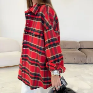 Dettaglio di camicia di flanella a quadri rossi e neri da donna con vestibilità ampia