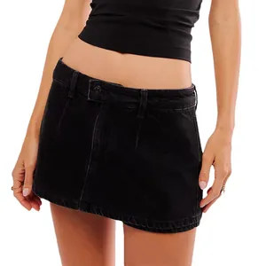 Trendy zwarte denim mini-skort voor dames met een casual en stijlvolle zomerlook.