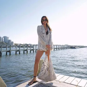 Dames strandvakantie set met bedrukte blouse, korte broek en bijpassende draagtas