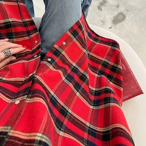 Primo piano di una camicia di flanella a quadri rossi e neri con anello