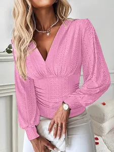 Nahaufnahme einer rosa langärmligen V-Ausschnitt-Spitzenbluse mit schmaler Passform