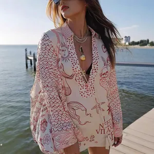 Weergave van rode zeeprint op een casual V-hals vakantieset met shirt en short