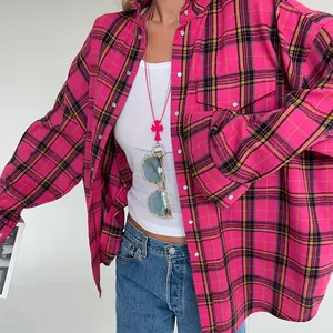 Dettaglio di una camicia a quadri rosa e nero dal taglio ampio e stile casual moderno