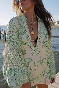 Detailweergave van losse damesvakantieblouse met groene nautische prints en V-hals