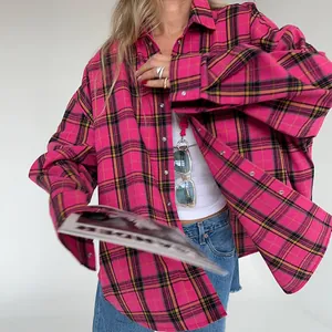 Primo piano dettagliato di una vivace camicia a maniche lunghe a scacchi rosa da donna trendy