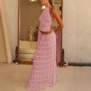 Détail de l'ensemble haut licou rose à volants et jupe longue avec dentelle