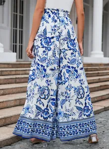 Detaillierte Rückansicht der eleganten weiten Hose mit blauem Blumenmuster und hohem Bund