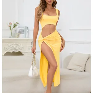 Dettaglio dell'abito lungo sexy giallo con ritaglio in vita e spacco alto sulla gamba