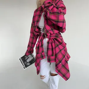 Vista dettagliata della camicia a scacchi magenta retrò a maniche lunghe e revers
