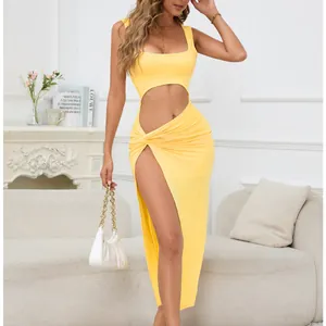 Vista intera di un abito lungo giallo con cut-out indossato in un interno moderno