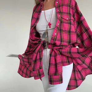 Dettaglio della camicia vintage oversize a quadri rosa abbinata a top bianco a costine